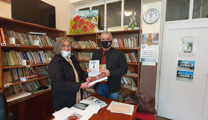 Тихомир Илчев връчва дарението в читалището в Долна Кремена